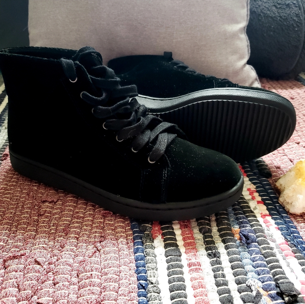 😯 Eileen Fisher Black Velvet Sneakers